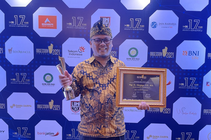 Rektor Tel-U Raih Best...