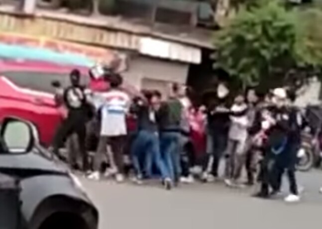 Viral Baku Hantam Sekelompok...
