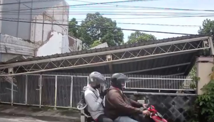 Rumah Warga Ambruk di...