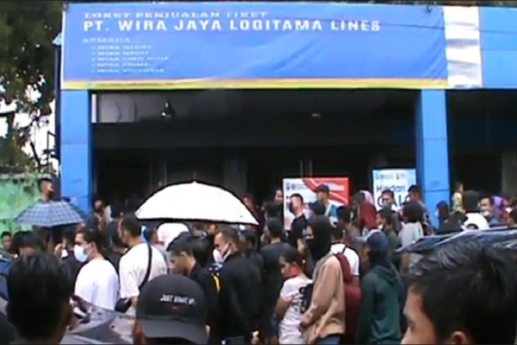 Tak Kebagian Tiket Kapal...