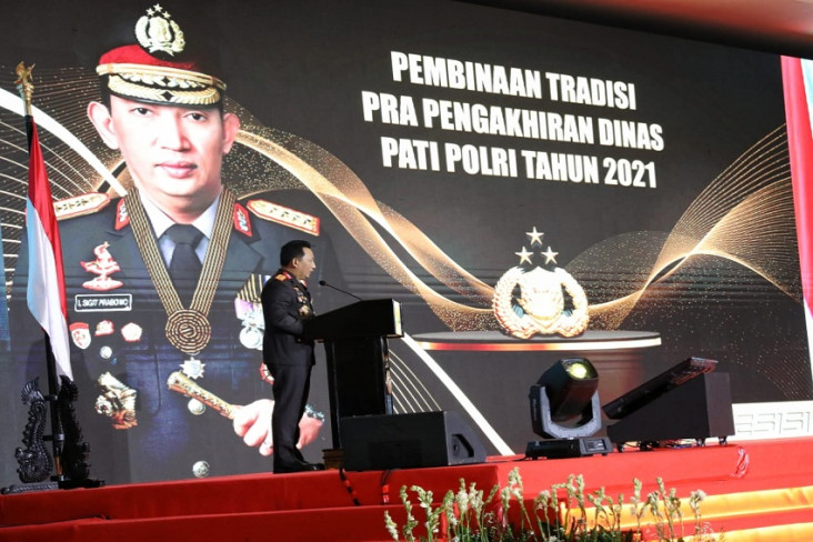 Di Hadapan Wisudawan...