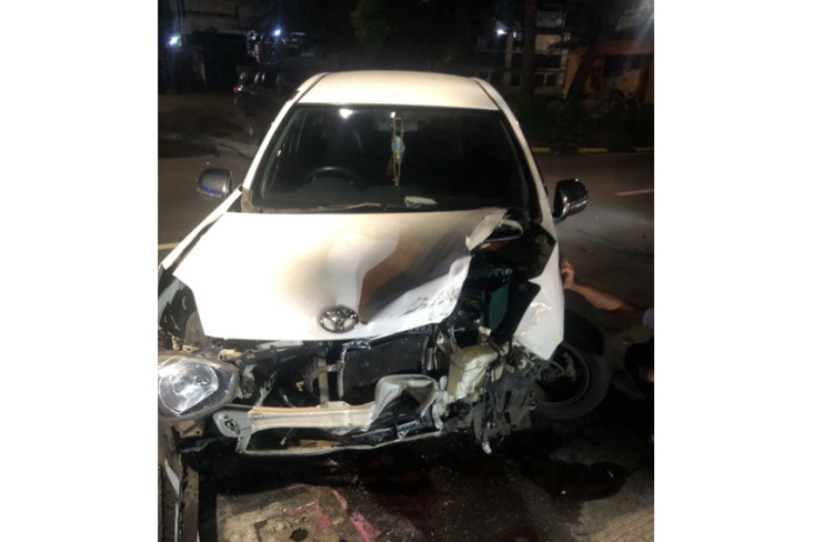 Mobil Seruduk Motor...