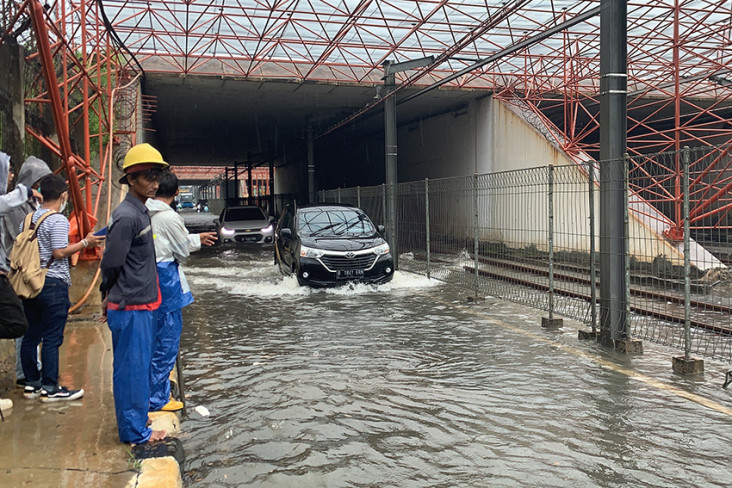 Banjir Rendam Jalan...