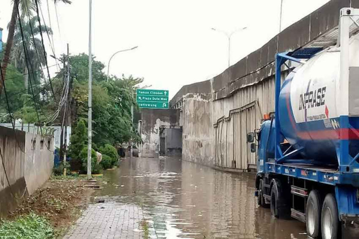 Diguyur Hujan Deras,...
