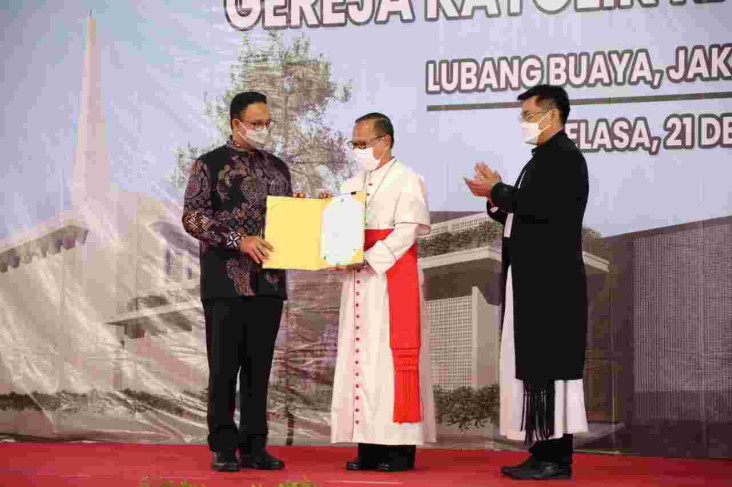 Anies Serahkan IMB Gereja...