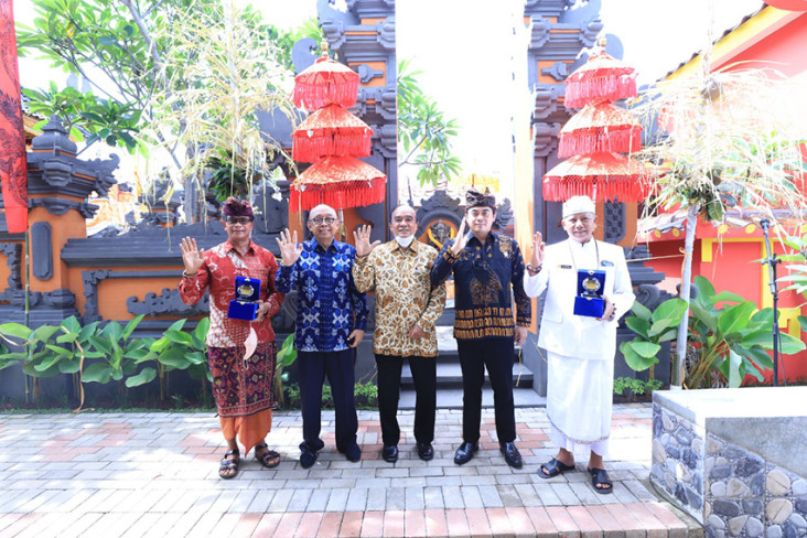 Pura Widya Santika Diresmikan...
