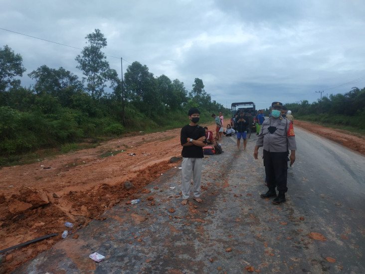 2 Korban Tewas Bus Terguling...