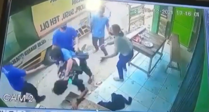 Viral! Rebutan Cewek,...