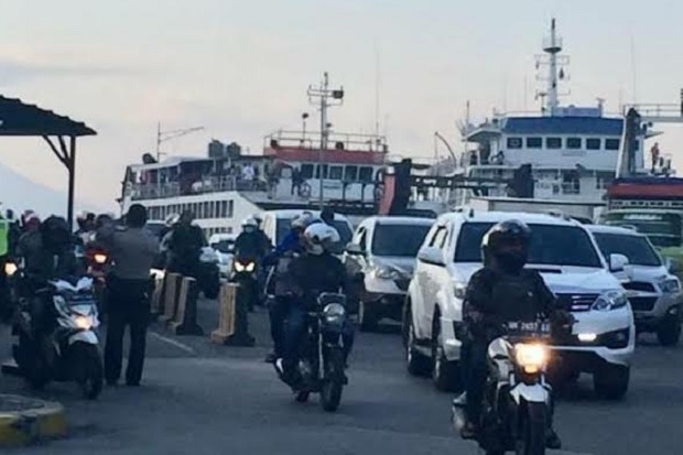 Badai Hantam Selat Bali,...