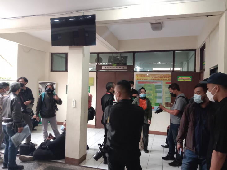 Setubuhi Belasan Santri...