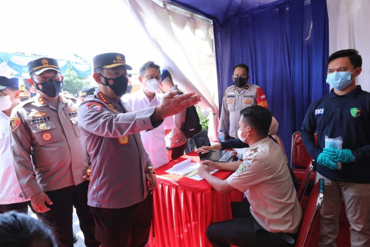 Kapolri Tinjau Pelabuhan...