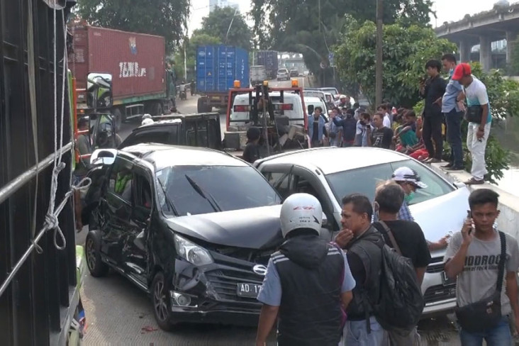 Rem Blong, Truk Trailer...