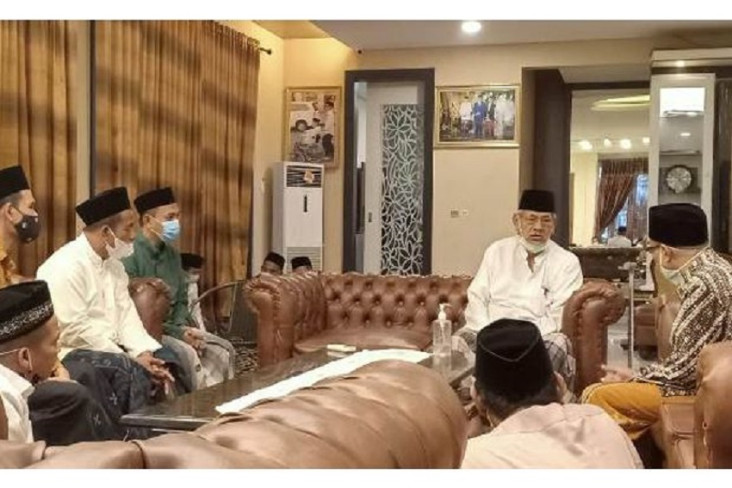 KH Dimyati Rais dan...