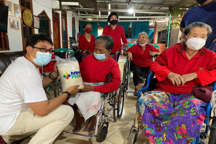 MNC Peduli Bagikan Sembako...
