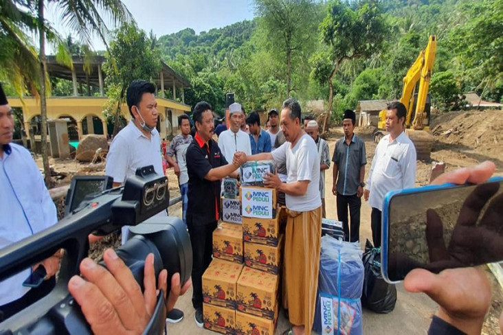 Terima Bantuan MNC Peduli,...