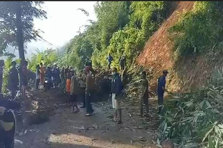 Longsor Lumpuhkan Jalur...
