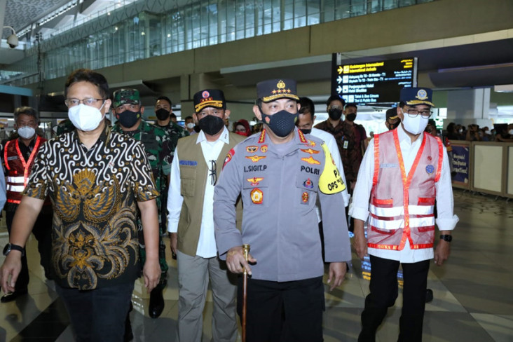 Tinjau Bandara Soetta,...