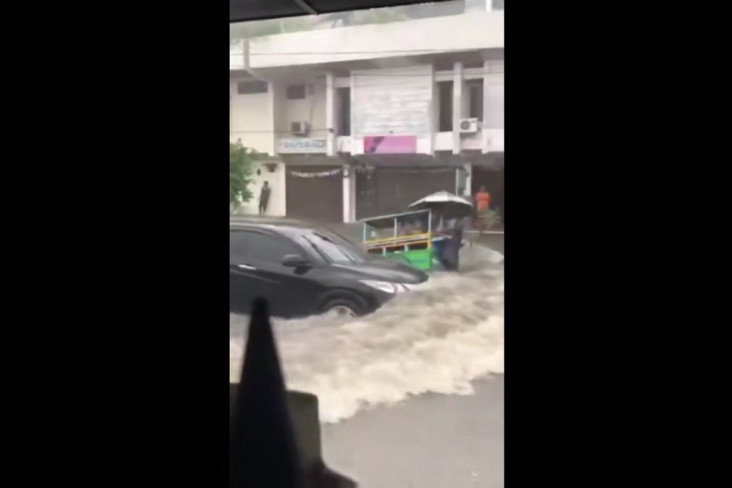 Viral! Terobos Banjir,...