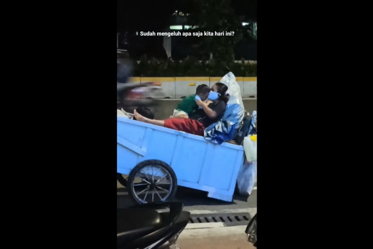 Viral Video Ibu Ciumi...