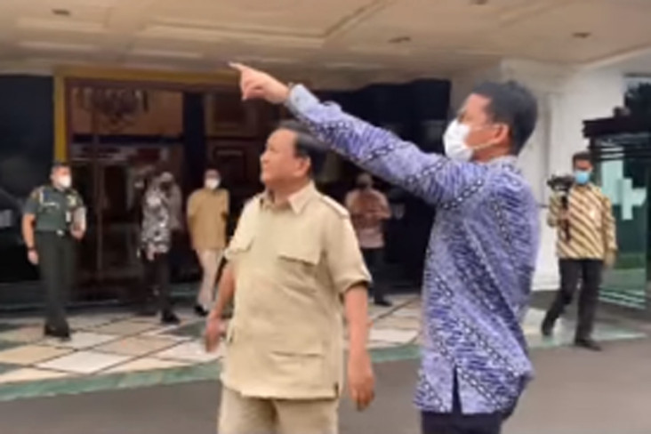 Sandi Datang ke Kantor...
