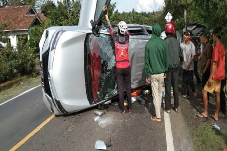 Minibus Terguling di...
