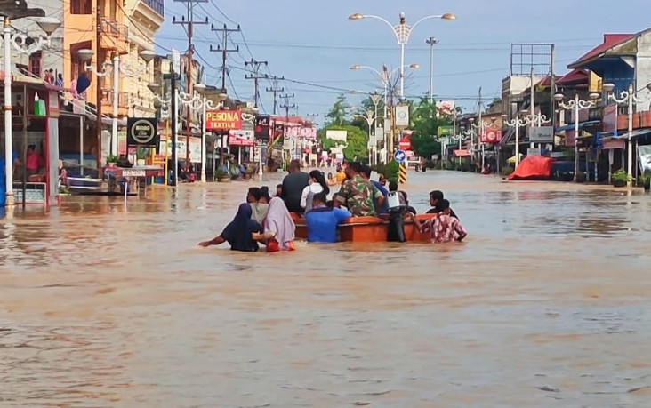 Ratusan Warga Dievakuasi...