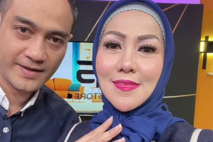 Venna Melinda Lebih...
