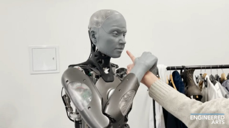 Reaksi Robot Mirip Manusia...