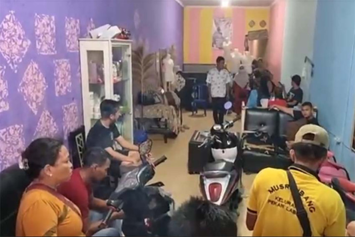 Emak-emak Gerebek Salon...