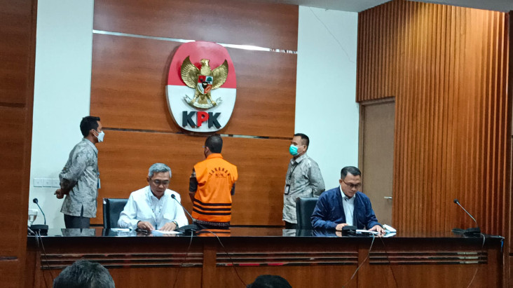 KPK Tahan Paksa Pejabat...
