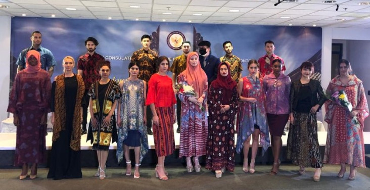20 Model Kanada Kenakan...