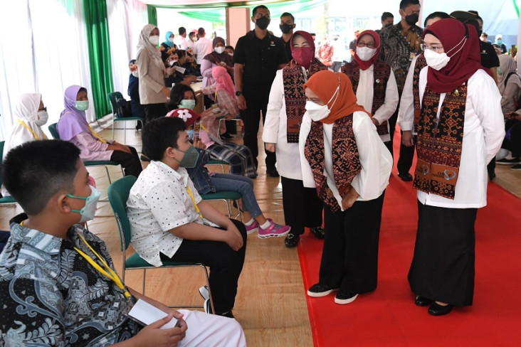 Tinjau Vaksinasi Anak,...