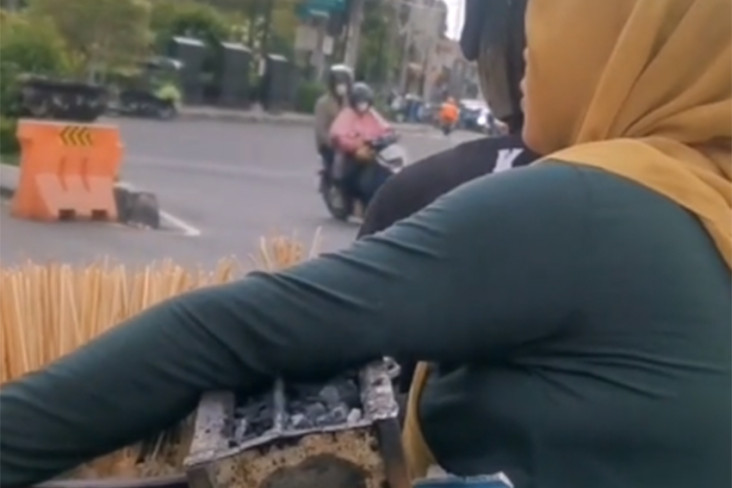 Viral! Seorang Ibu Pangku...