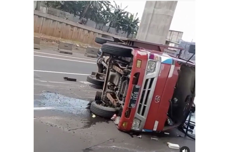 Truk Muatan Kaca Terbalik,...