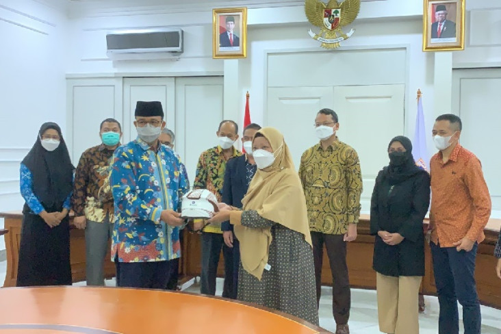 IPB Serahkan Helm Sepeda...