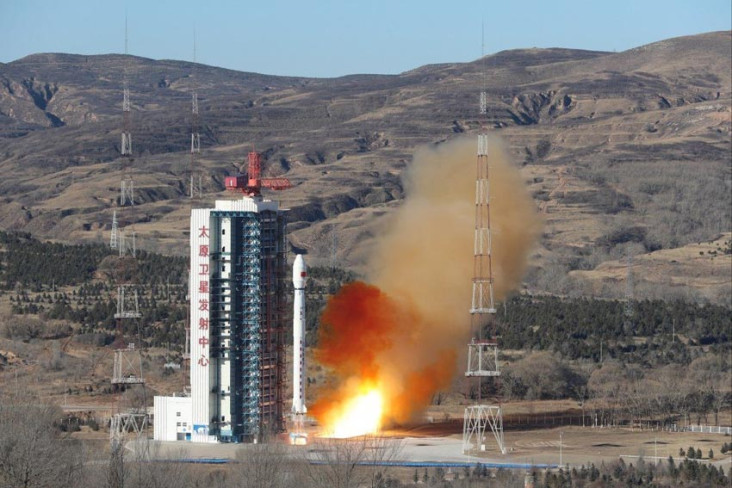 China Luncurkan Satelit...