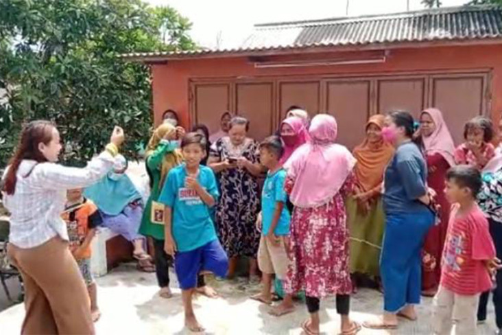 Viral! Gerombolan Emak-emak...