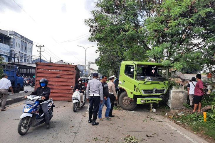 Truk Kontainer Hilang...
