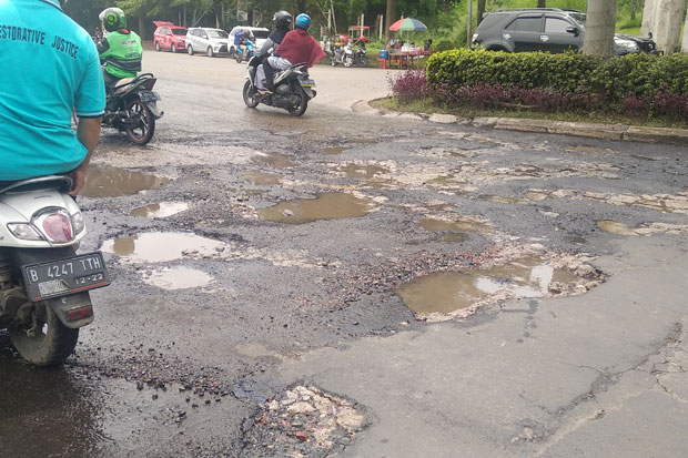 Jalan Raya Bogor Rusak...