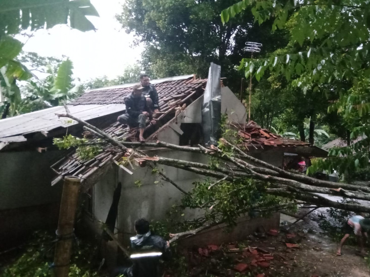 Angin Puting Beliung...