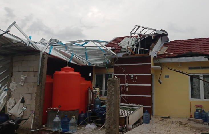 46 Rumah Porak Poranda...