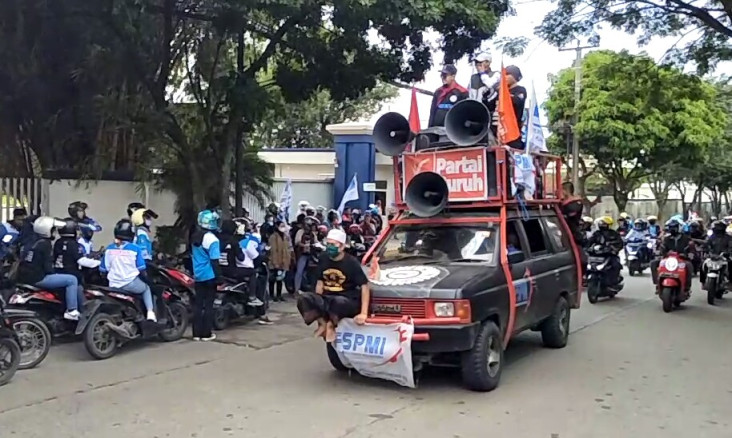 Demo Revisi UMK, Buruh...