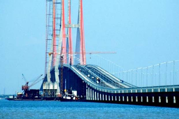 Jembatan Suramadu Ditutup...