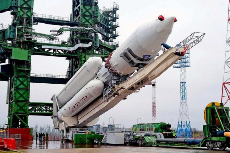 Rusia Luncurkan Roket...