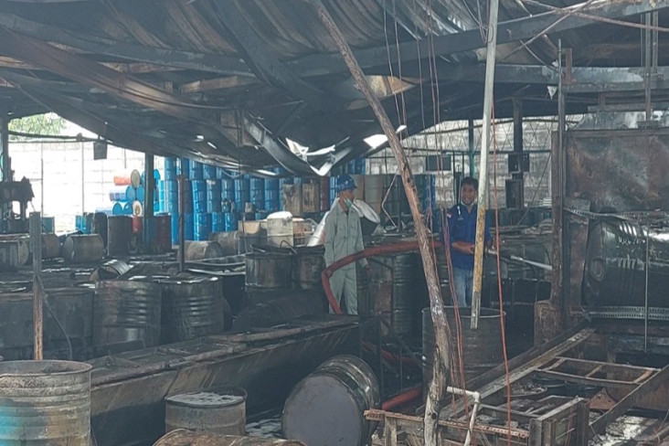 Gudang Pabrik Kimia...