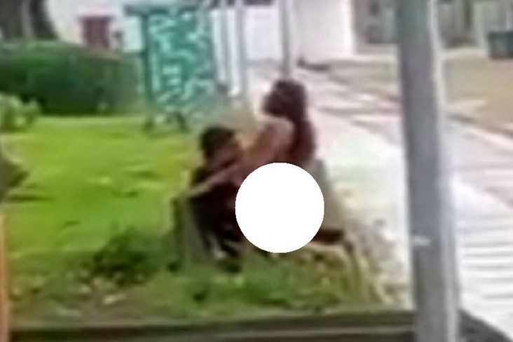 Sejoli Ini Berhubungan...