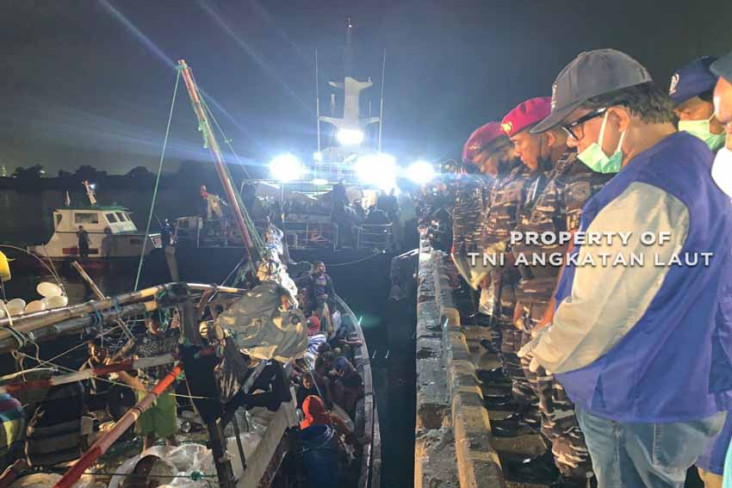 TNI AL Serahkan Pengungsi...