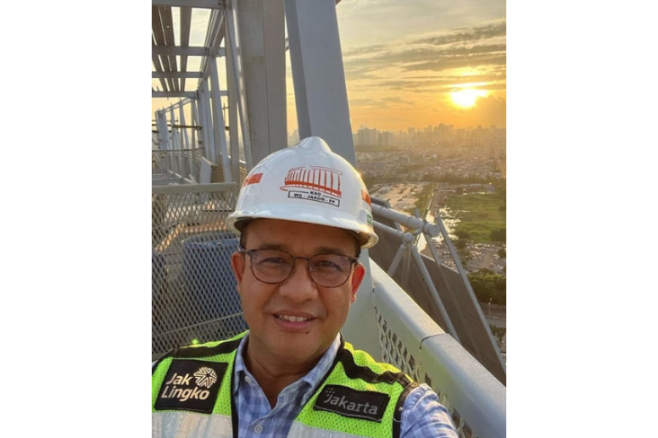 Anies Saksikan Senja...