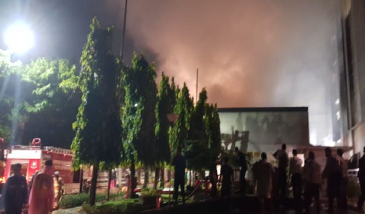 Asap Hitam Pekat Halangi...