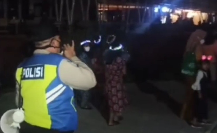 Polisi Bubarkan Pengunjung...